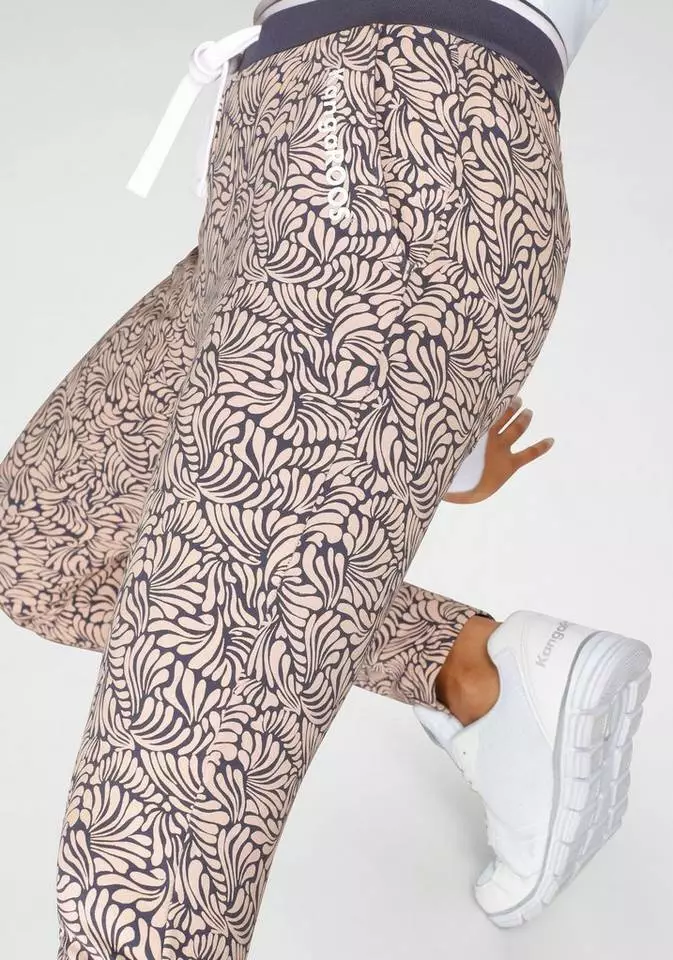 KangaROOS Loungehose mit modischem Allover-Druck und elastischem Bund - NEUE KOLLEKTION Schwarz-weiß, Jeansblau-rosa 4 KangaROOS Loungehose mit modischem Allover-Druck und elastischem Bund - NEUE KOLLEKTION Schwarz-weiß, Jeansblau-rosa – Bild 4