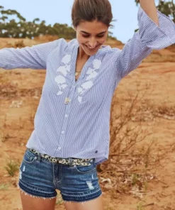 KangaROOS Hemdbluse mit Volants am Ärmel und Blumen-Stickerei vorne -KangaROOS Verkaufsladen 31252268