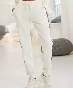 KangaROOS Relaxhose mit kontrastfarbenem Piping Rot, Weiß, Marine 21 KangaROOS Relaxhose mit kontrastfarbenem Piping Rot, Weiß, Marine -KangaROOS Verkaufsladen 40893de1 5b4c 5c71 8d08 117ee74a6068