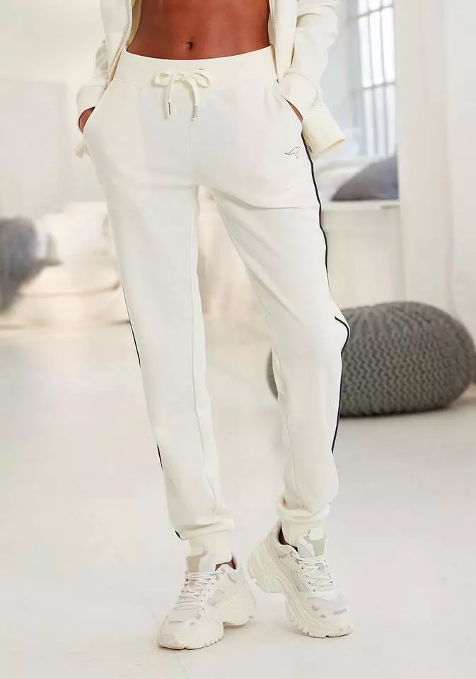 KangaROOS Relaxhose mit kontrastfarbenem Piping Rot, Weiß, Marine 11 KangaROOS Relaxhose mit kontrastfarbenem Piping Rot, Weiß, Marine – Bild 11