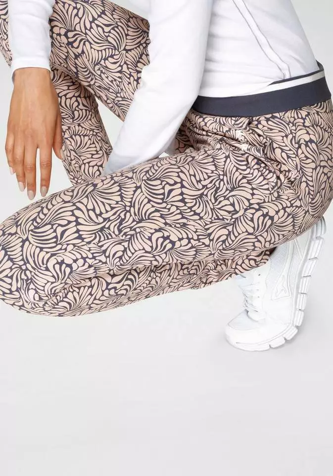 KangaROOS Loungehose mit modischem Allover-Druck und elastischem Bund - NEUE KOLLEKTION Schwarz-weiß, Jeansblau-rosa 5 KangaROOS Loungehose mit modischem Allover-Druck und elastischem Bund - NEUE KOLLEKTION Schwarz-weiß, Jeansblau-rosa – Bild 5